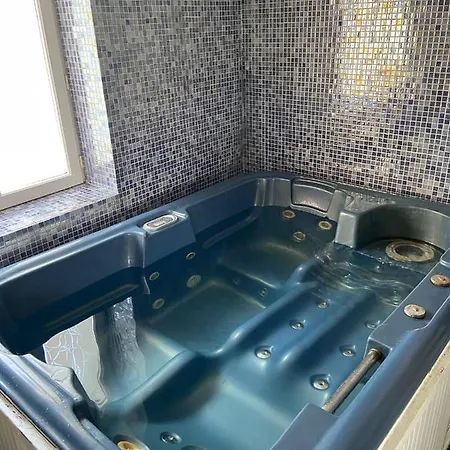 Holiday home Mas Pour 10 Personnes Avec Jacuzzi
