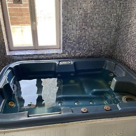 Mas Pour 10 Personnes Avec Jacuzzi Holiday home *